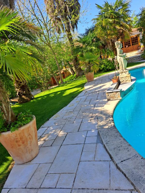 common-pool-walkway
